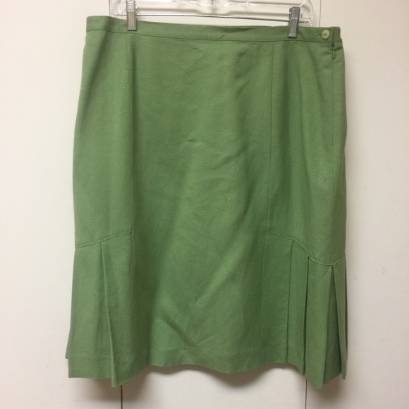 Beautiful classic jade suit. Linen/rayon mix. - Picture 3 of 8